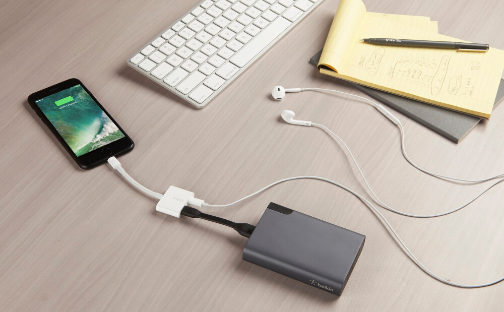 Adapter Lightning - 2 x Lightning Belkin RockStar F8J198BTWHT kolorystyka konstrukcja elastyczność miękki dotyk