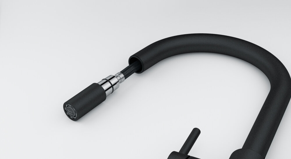 Czarna bateria kuchenna z wyciąganą wylewką i metalicznymi elementami na tle jasnej powierzchni.