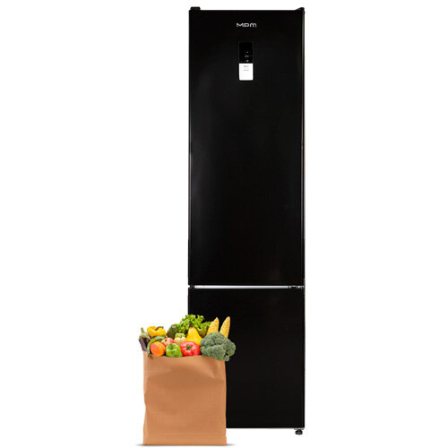 Czarna lodówka z logo \'MPM\' na górze, z wyświetlaczem na drzwiach. Przed lodówką stoi papierowa torba z różnymi warzywami i owocami.