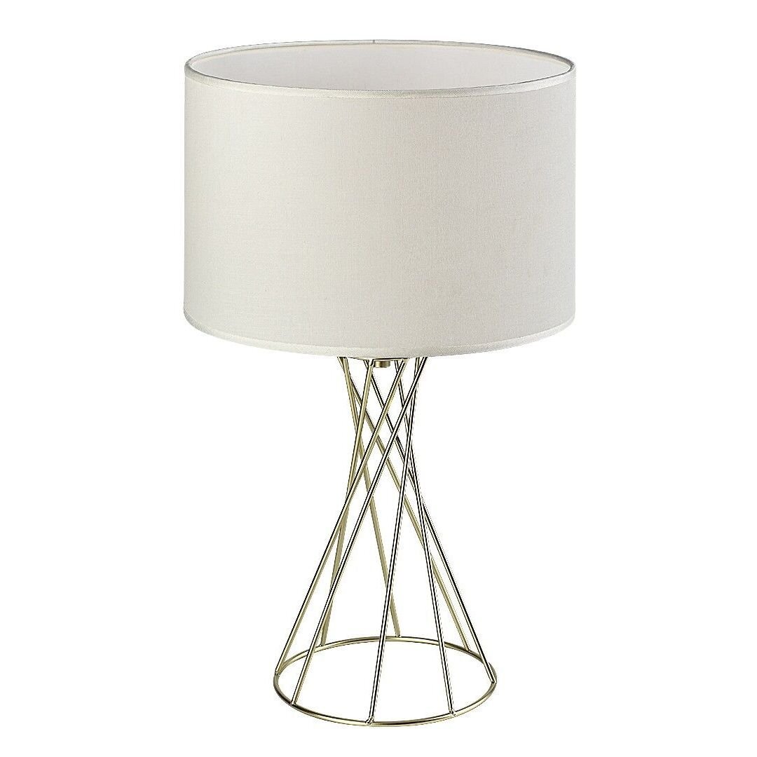 Lampa stołowa z białym abażurem i metalową podstawą o geometrycznym wzorze.