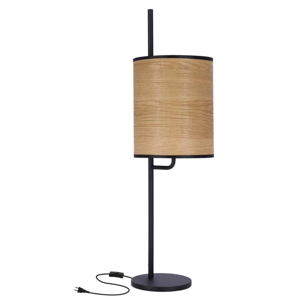 Lampa stołowa z cylindrycznym abażurem w kolorze drewna, zamocowana na czarnym metalowym stelażu z okrągłą podstawą. Do lampy dołączony jest czarny przewód z wtyczką.
