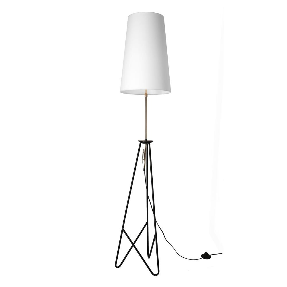 Lampa podłogowa z białym kloszem i czarną, metalową podstawą w formie trójnogu, z widocznym przewodem zasilającym.