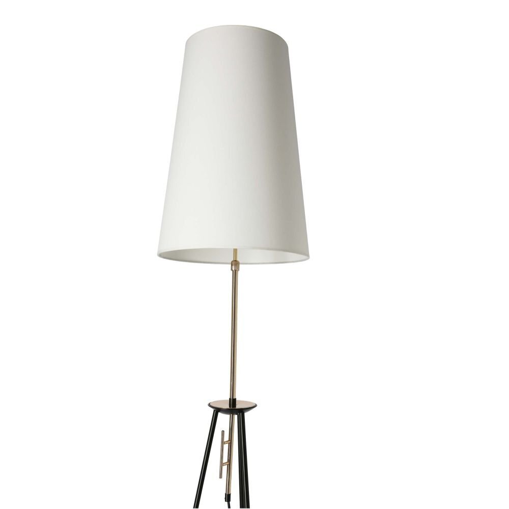 Lampa podłogowa z białym, stożkowym abażurem i metalowym trójnogiem na neutralnym tle.
