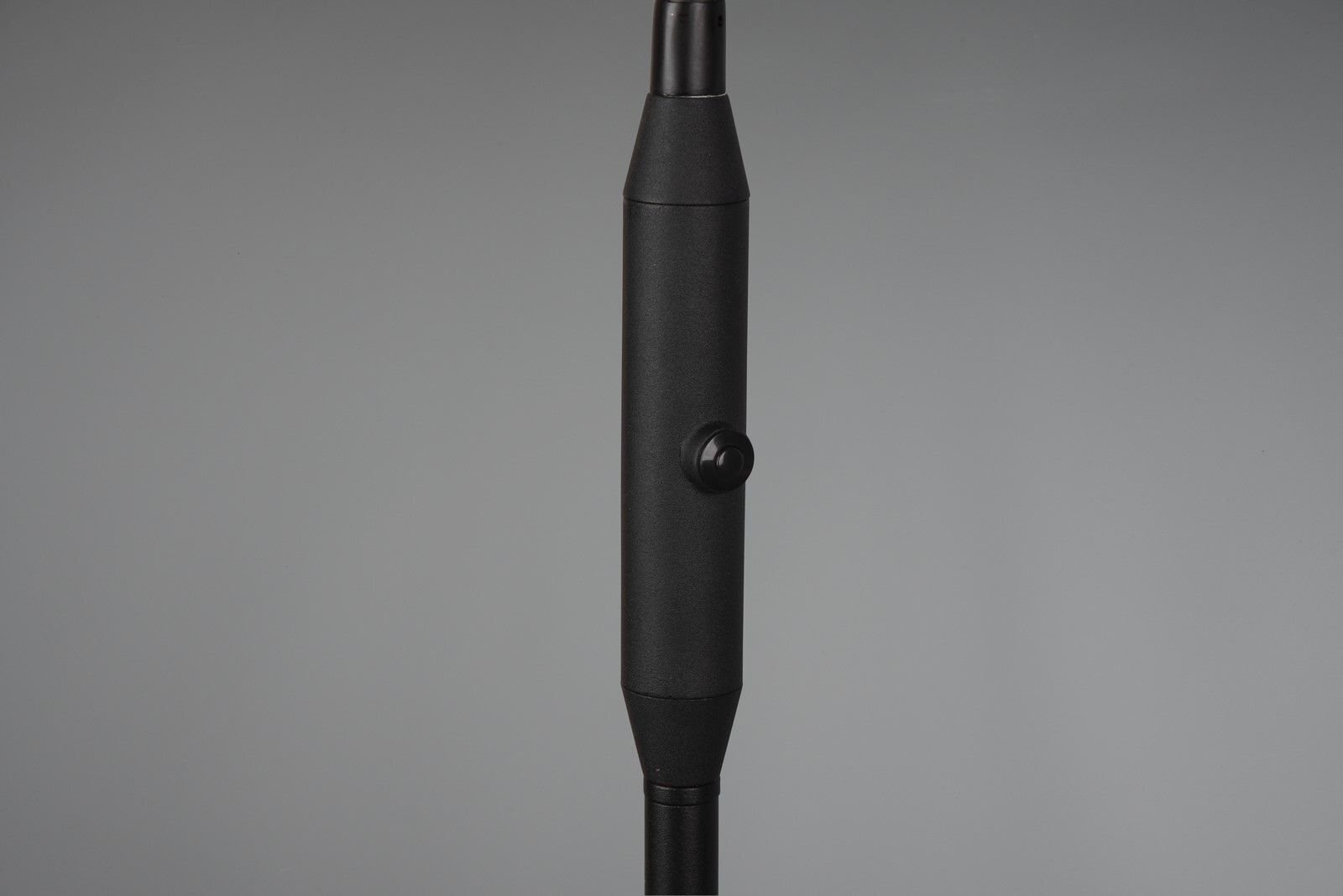 Czarny element lampy podłogowej LED z widocznym pokrętłem na szarym tle.