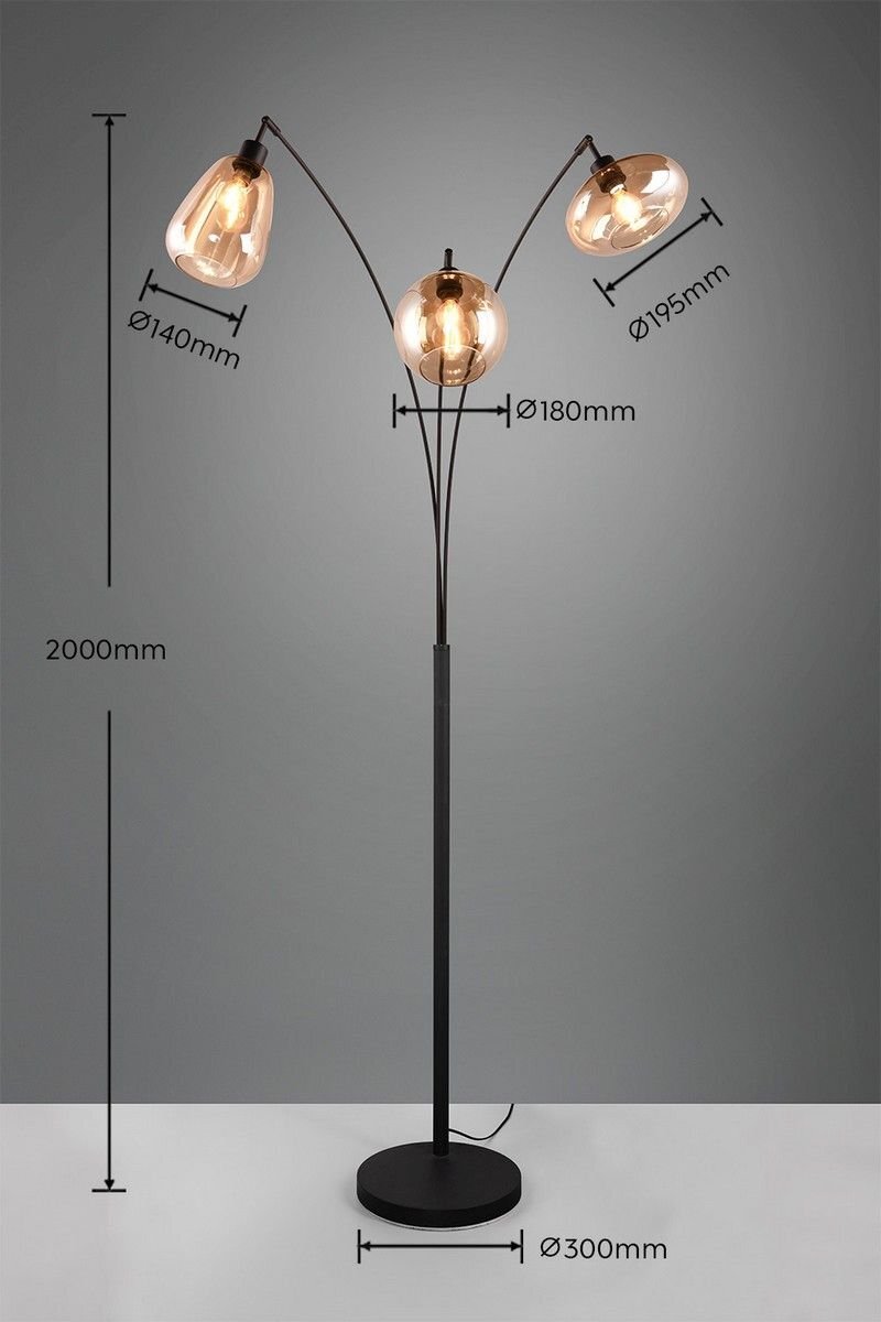 Lampa podłogowa z trzema kloszami o różnych średnicach: 140mm, 180mm i 195mm, na czarnym stojaku o wysokości 2000mm i podstawie o średnicy 300mm.