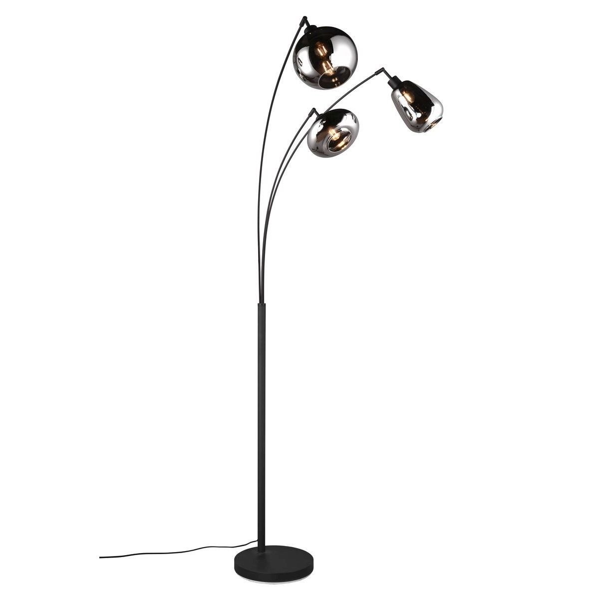 Lampa podłogowa z trzema metalicznymi kloszami na czarnym, smukłym stojaku z okrągłą podstawą. Przewód zasilający widoczny na dole lampy.