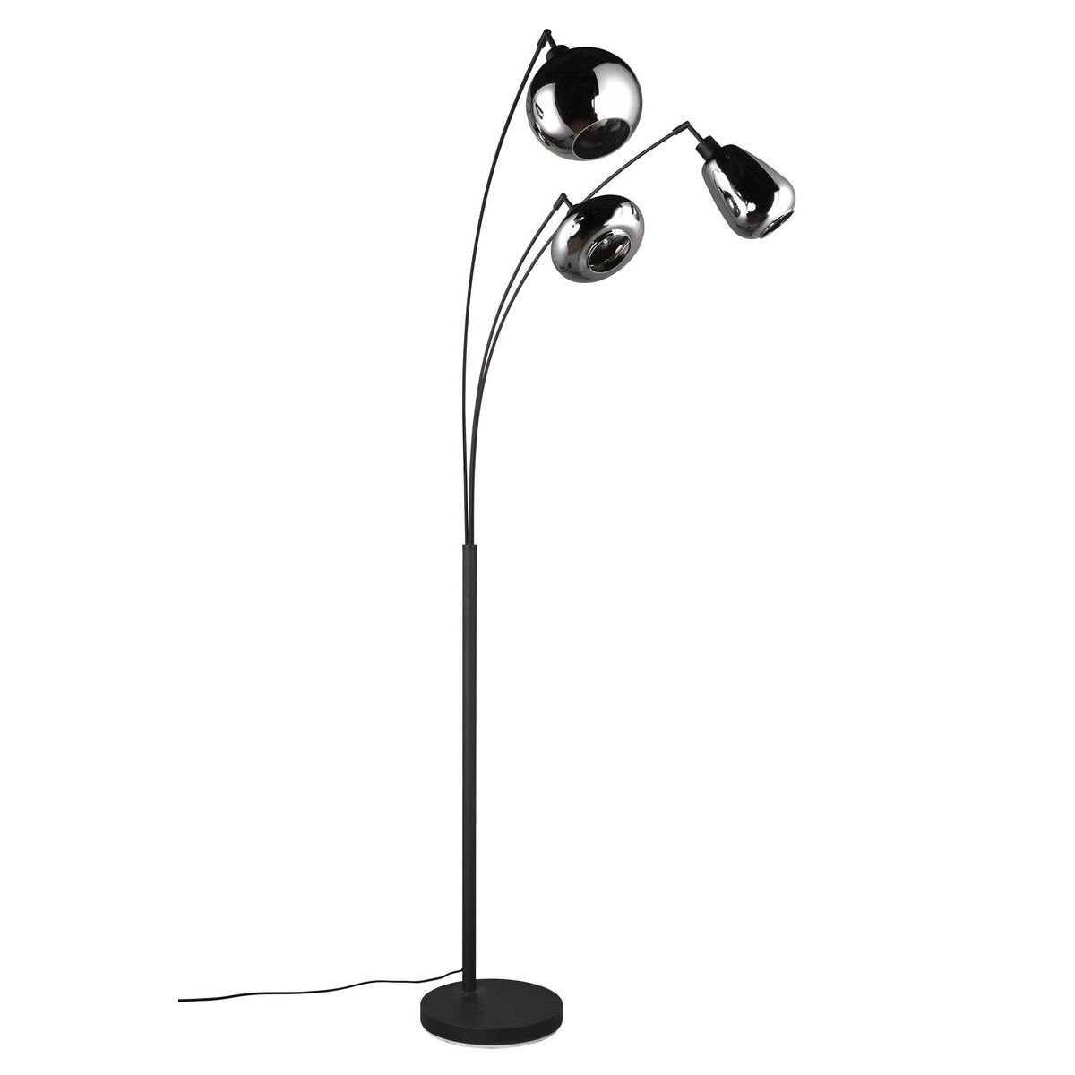 Czarna lampa podłogowa z trzema metalicznymi kloszami na zakrzywionych ramionach, stojąca na okrągłej podstawie.
