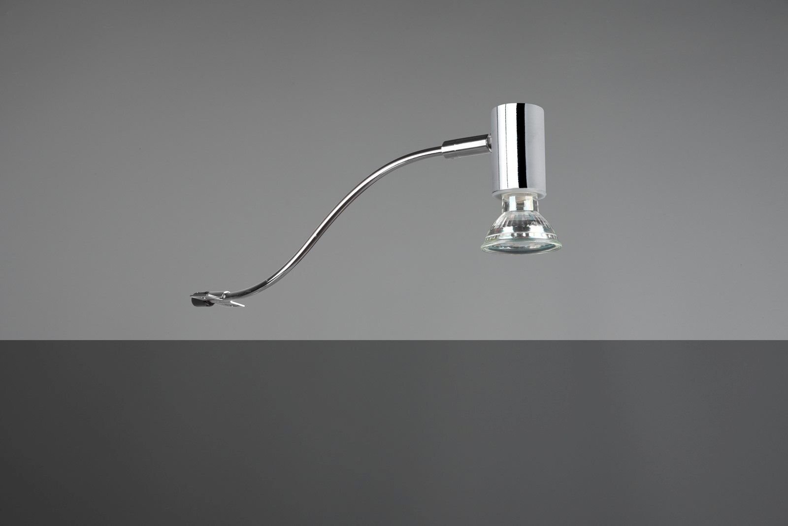 Nowoczesna lampa nad lustro z chromowanym wykończeniem i szklanym kloszem, umieszczona na szarym tle.