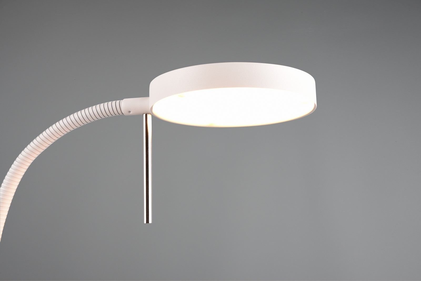 Lampa podłogowa LED z okrągłym, białym kloszem i elastycznym ramieniem na szarym tle.