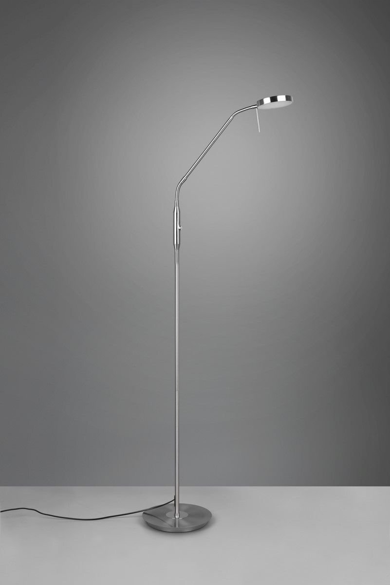 Lampa podłogowa LED Trio NEMIO DL107423310 12W o nowoczesnym designie, stojąca na okrągłej podstawie z metalowym wykończeniem, na tle szarej ściany.