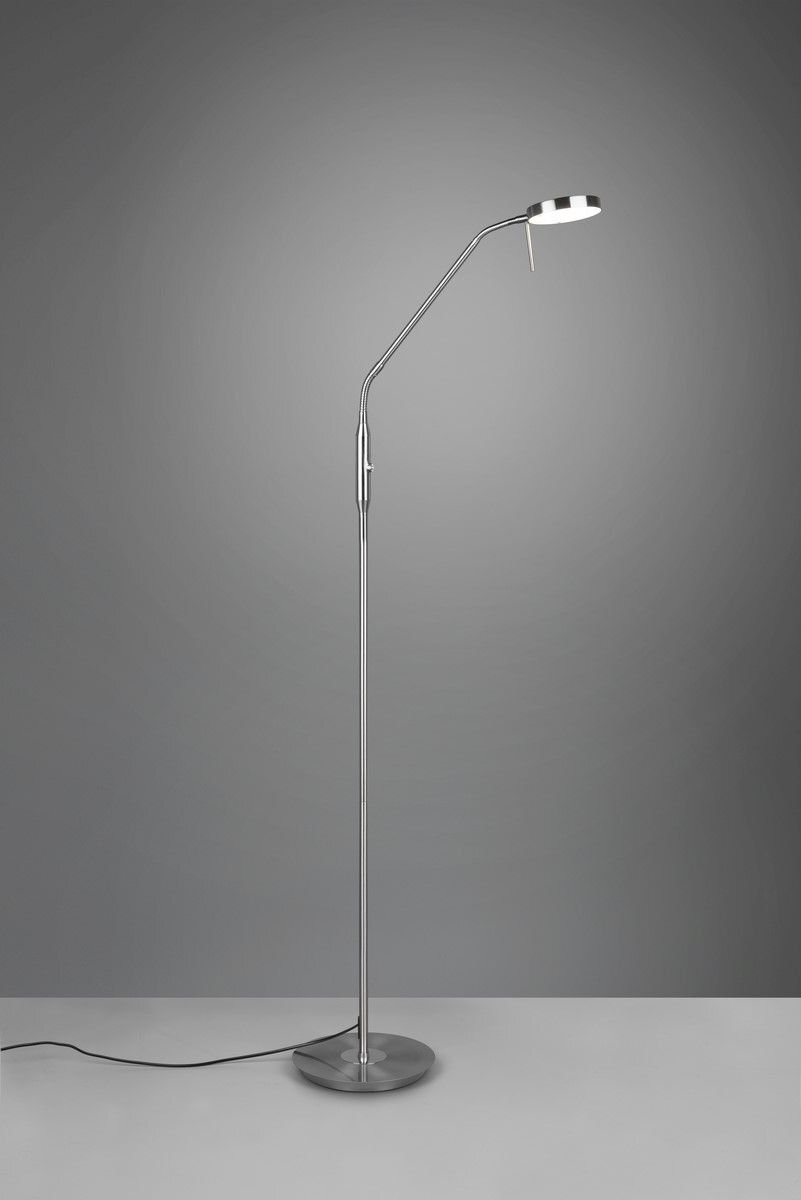 Lampa podłogowa LED Trio NEMIO DL107423310 12W o nowoczesnym designie, stojąca na okrągłej podstawie z metalowym wykończeniem, na tle szarej ściany.