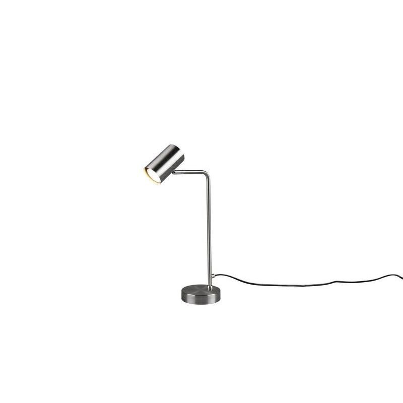 Na obrazie widoczna jest nowoczesna lampa biurkowa w kolorze srebrnym z cylindrycznym kloszem i prostym ramieniem. Lampa stoi na okrągłej podstawie, a z tyłu widoczny jest czarny przewód zasilający.