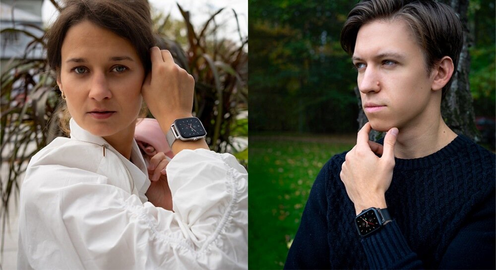 Dwie osoby prezentują smartwatch na nadgarstkach, jedna w białej bluzce, druga w ciemnym swetrze. W tle widoczne są rośliny i drzewa.