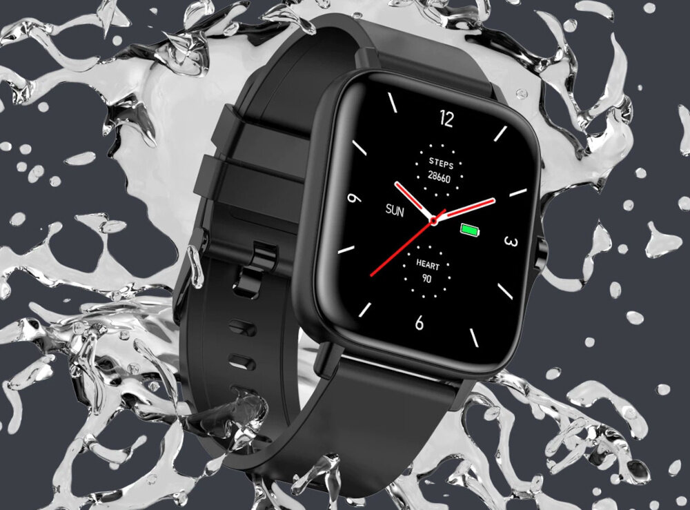 Smartwatch z czarnym paskiem i kwadratowym wyświetlaczem, na którym widoczny jest czas, data, liczba kroków oraz poziom naładowania baterii. W tle rozpryskująca się woda.
