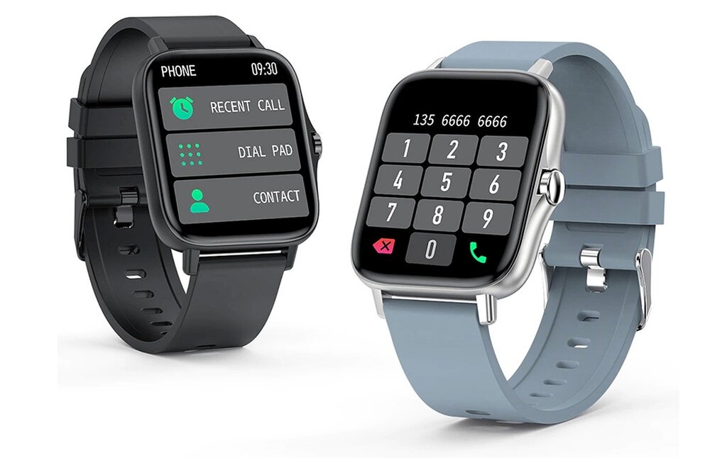 Dwa smartwatche z prostokątnymi wyświetlaczami, jeden z czarnym paskiem pokazuje ekran z opcjami \'RECENT CALL\', \'DIAL PAD\', \'CONTACT\', drugi z szarym paskiem wyświetla klawiaturę numeryczną z numerem \'135 6666 6666\'.