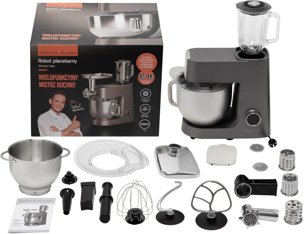Na obrazie znajduje się robot kuchenny planetarny z różnymi akcesoriami, w tym misą, trzepaczką, hakami do ciasta i nasadkami do szatkowania. Obok urządzenia widoczny jest karton z napisem \'Götze & Jensen Robot planetarny SB800T Wielofunkcyjny mistrz kuchni!\'.