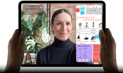 Osoba trzyma tablet, na którym widać rozmowę wideo z dwiema osobami oraz otwartą aplikację z tekstem \'COMPARATIVE MYTHOLOGY\'.