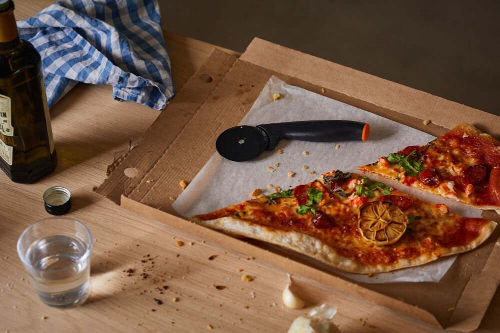 Nóż FISKARS Functional Form 1019533 do porcjowania pizzy tart ergonomiczny design specjalnie wyprofilowana rękojeść komfort użytkowania precyzja cięcia różnorodne powierzchnie ciasta zachowanie struktury i wygladu długość noża 18,8 cm wygodne manewrowanie lekka konstrukcja 67 g minimalizacja wysiłku