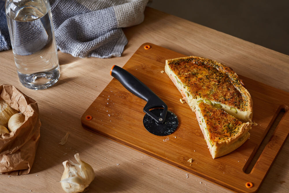 Nóż FISKARS Functional Form 1019533 rękojeść tworzywo sztuczne dobrze leży w dłoni ochrona palców przed przypadkowym skaleczeniem bezpieczny w użyciu na powierzchniach powlekanych uniwersalny dodatek kolorystyka czerń pomarańczowe akcenty elegancki styl funkcjonalne narzędzie