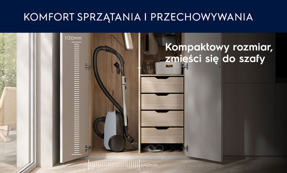 Obraz przedstawia odkurzacz umieszczony w szafie z otwartymi drzwiami, obok szuflad. Na górze widoczny jest napis \'KOMFORT SPRZĄTANIA I PRZECHOWYWANIA\', a obok odkurzacza tekst \'Kompaktowy rozmiar, zmieści się do szafy\'.