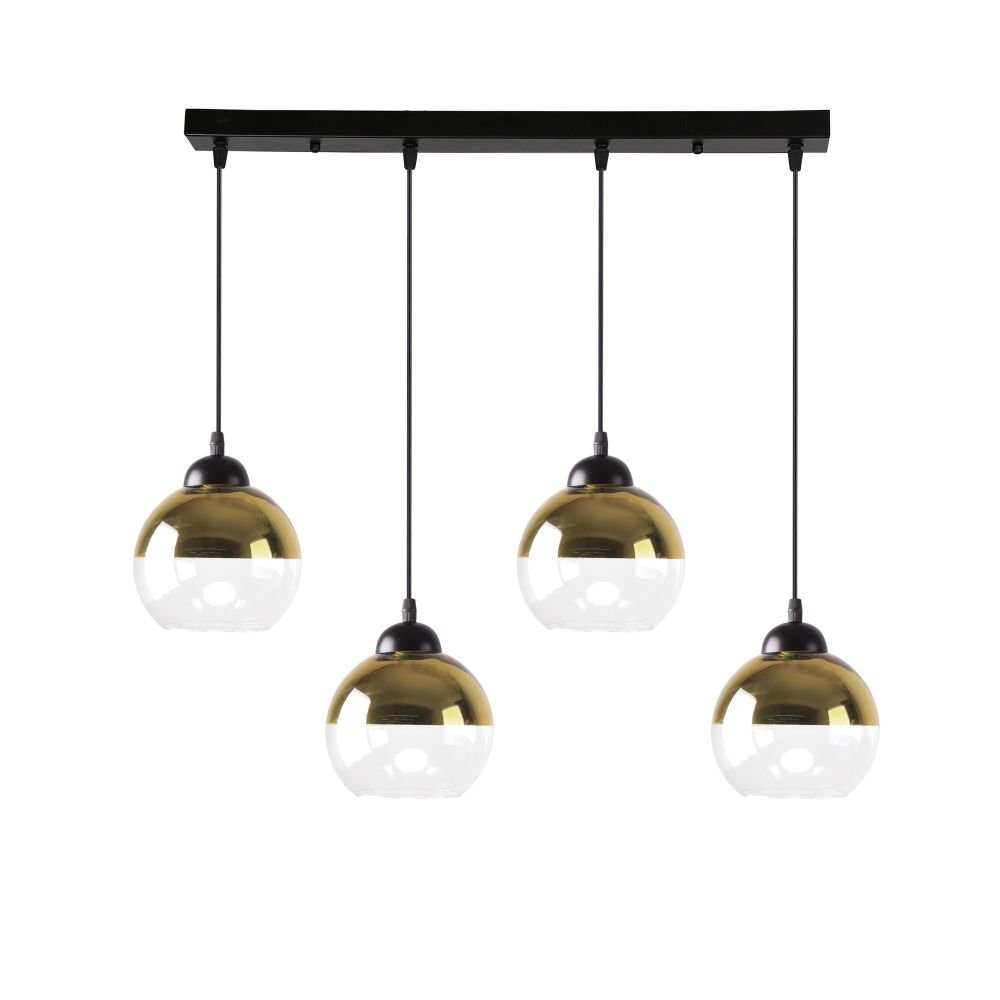 Na obrazie widoczna jest lampa wisząca z czterema kulistymi kloszami w kolorze złotym i przezroczystym, zawieszonymi na czarnych przewodach. Klosze są zamocowane na prostokątnej, czarnej listwie sufitowej.