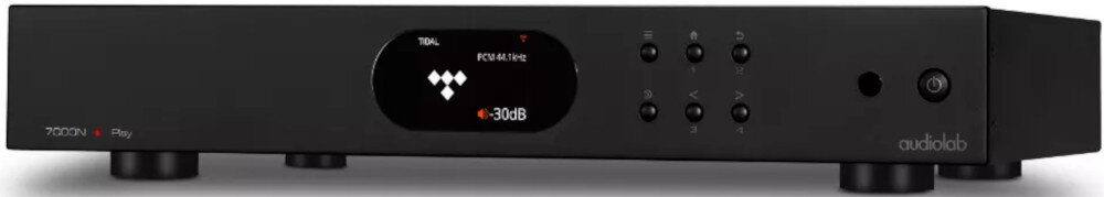 Odtwarzacz sieciowy AUDIOLAB 7000N Play ekran IPS 2.8 cala wyświetlacz graficzny miernik VU, urządzenie po skosie na białym tle