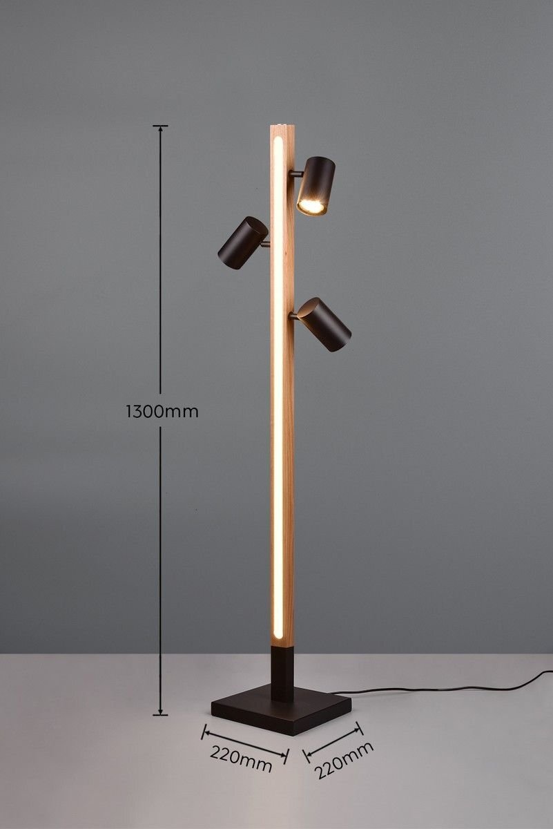 Lampa podłogowa LED z trzema regulowanymi reflektorami na drewnianym stojaku, o wymiarach 1300mm wysokości i 220mm szerokości podstawy, na tle szarej ściany. Widoczny jest również przewód zasilający oraz oznaczenia wymiarów: 1300mm, 220mm, 220mm.