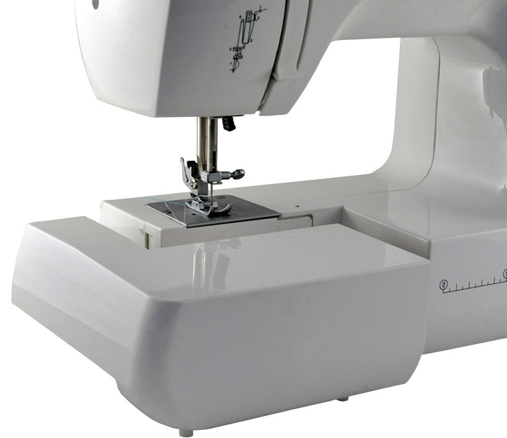 Biała maszyna do szycia z widocznym mechanizmem igły i stopką. Na obudowie znajdują się oznaczenia i skala pomiarowa.