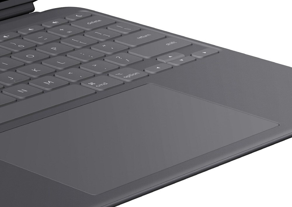 Grafitowa klawiatura z dużym touchpadem, widoczne klawisze z oznaczeniami liter i symboli. Klawiatura jest częścią etui na iPad.