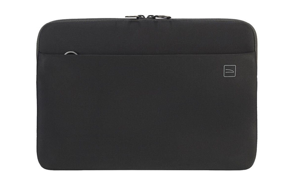 Czarne etui na laptopa z zamkiem błyskawicznym na górze i małym logo w rogu.