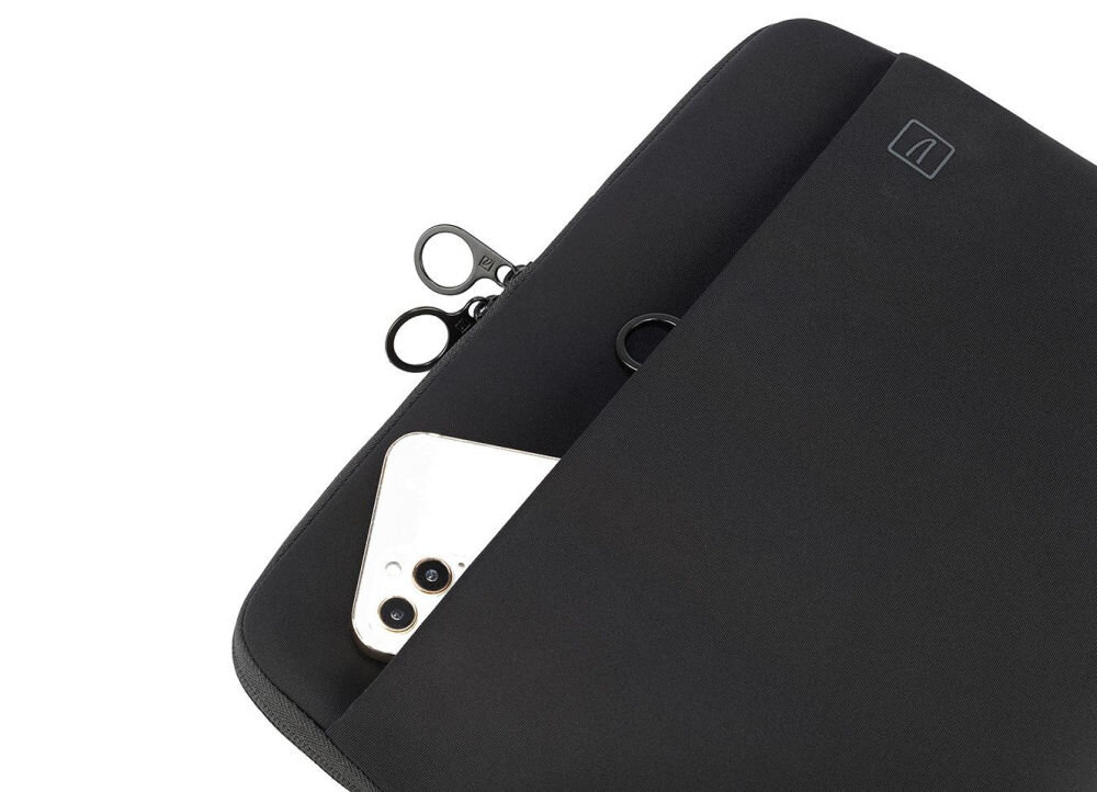 Czarne etui na laptopa z widocznym logo producenta, częściowo otwarte z wystającym białym telefonem. Zamek błyskawiczny posiada dwa uchwyty.
