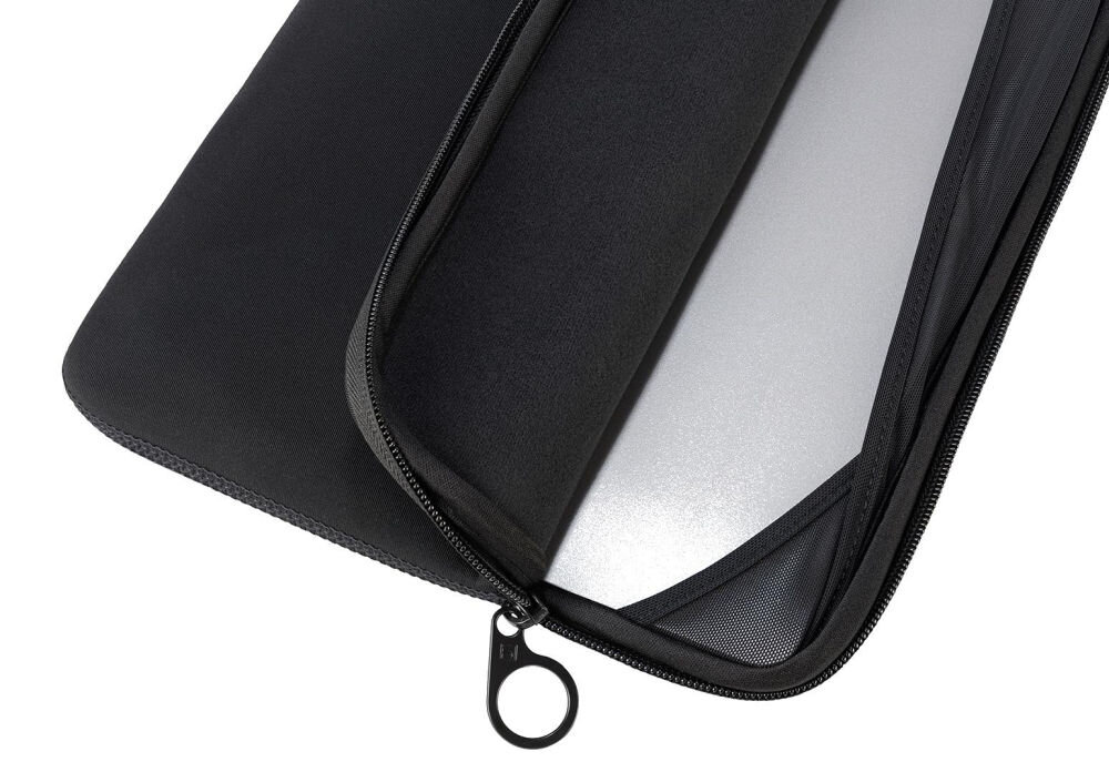 Czarne etui na laptopa z zamkiem błyskawicznym, częściowo otwarte, ukazujące wnętrze z miękką wyściółką. Widoczny jest metalowy suwak z okrągłym uchwytem.