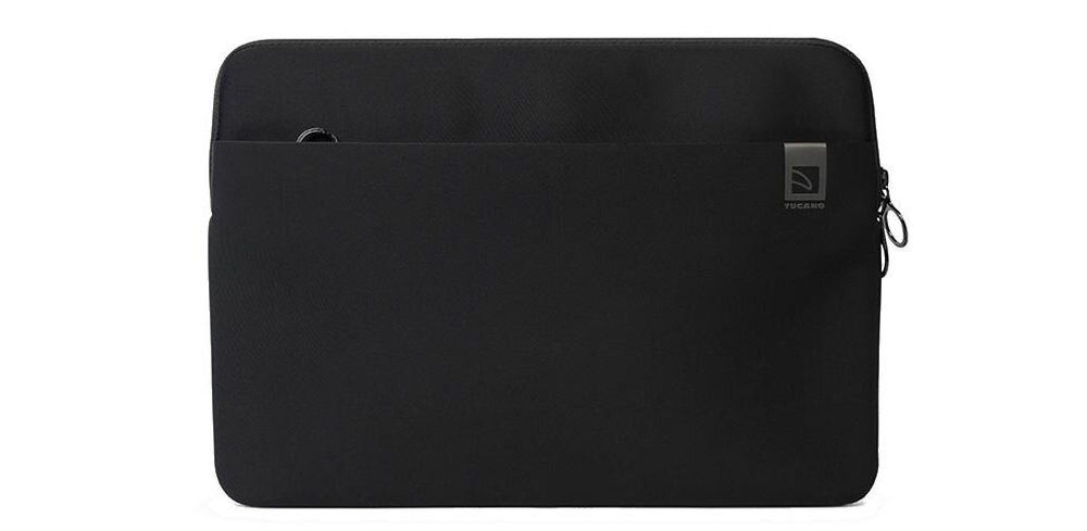 Czarne etui na laptopa z zamkiem błyskawicznym i kieszenią z przodu. Widoczne logo \'TUCANO\' na etui.