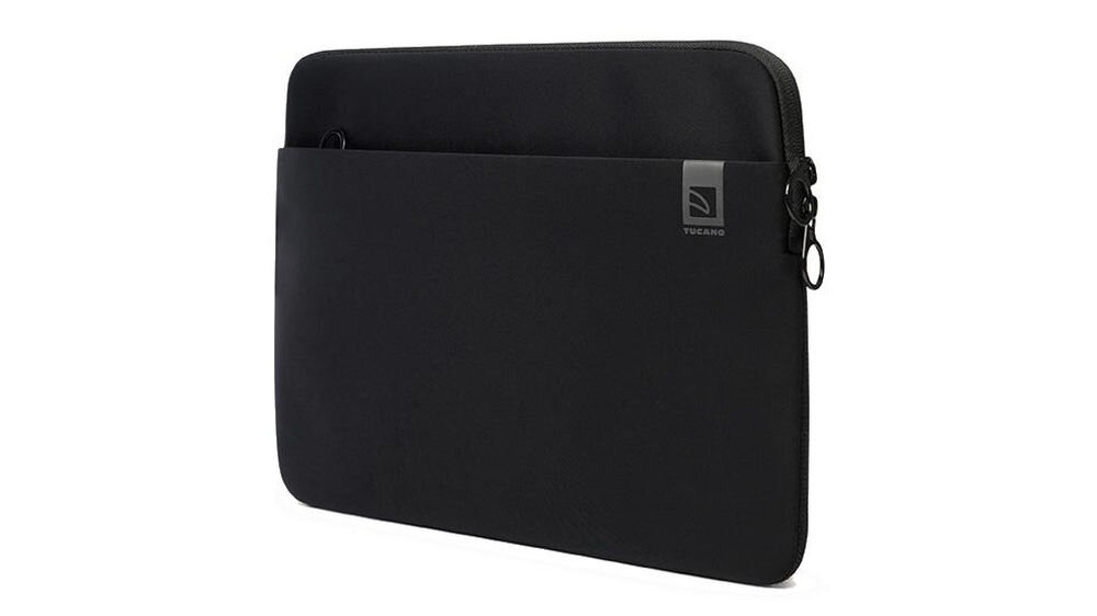 Czarne etui na laptopa z zamkiem błyskawicznym i logo TUCANO na górze. Etui ma prosty, elegancki design.