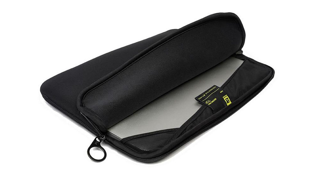 Czarne etui na laptopa z zamkiem błyskawicznym, częściowo otwarte, z widocznym wnętrzem i laptopem w środku. Wewnątrz znajduje się metka z napisem \'TUCANO\'.