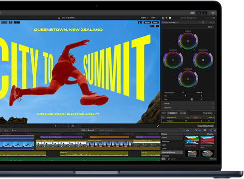 Na ekranie laptopa wyświetlony jest program do edycji wideo z widocznym projektem o nazwie \'CITY TO SUMMIT\'. W tle widać osobę skaczącą na tle nieba, a na górze ekranu znajduje się tekst \'QUEENSTOWN, NEW ZEALAND\'.