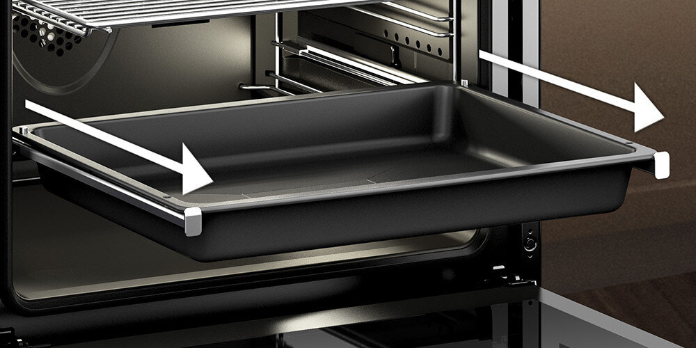 Wnętrze piekarnika z wysuniętą blachą do pieczenia. Na blachę wskazują dwie białe strzałki.