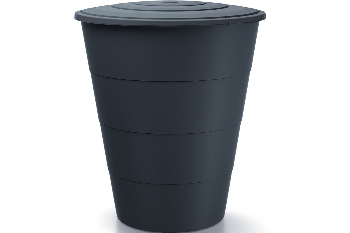 Na obrazie widoczny jest antracytowy zbiornik na deszczówkę o gładkiej powierzchni i stożkowym kształcie. Zbiornik posiada pokrywę na górze.