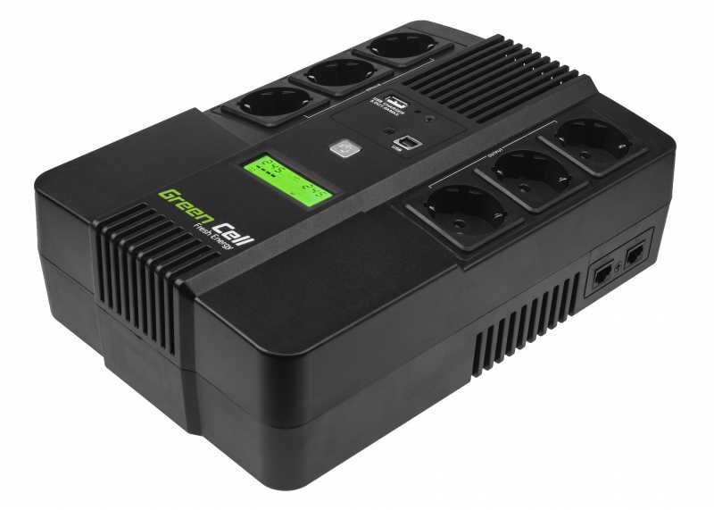Czarny zasilacz UPS z widocznymi gniazdami i wyświetlaczem LCD. Na obudowie znajduje się logo \'Green Cell\'.