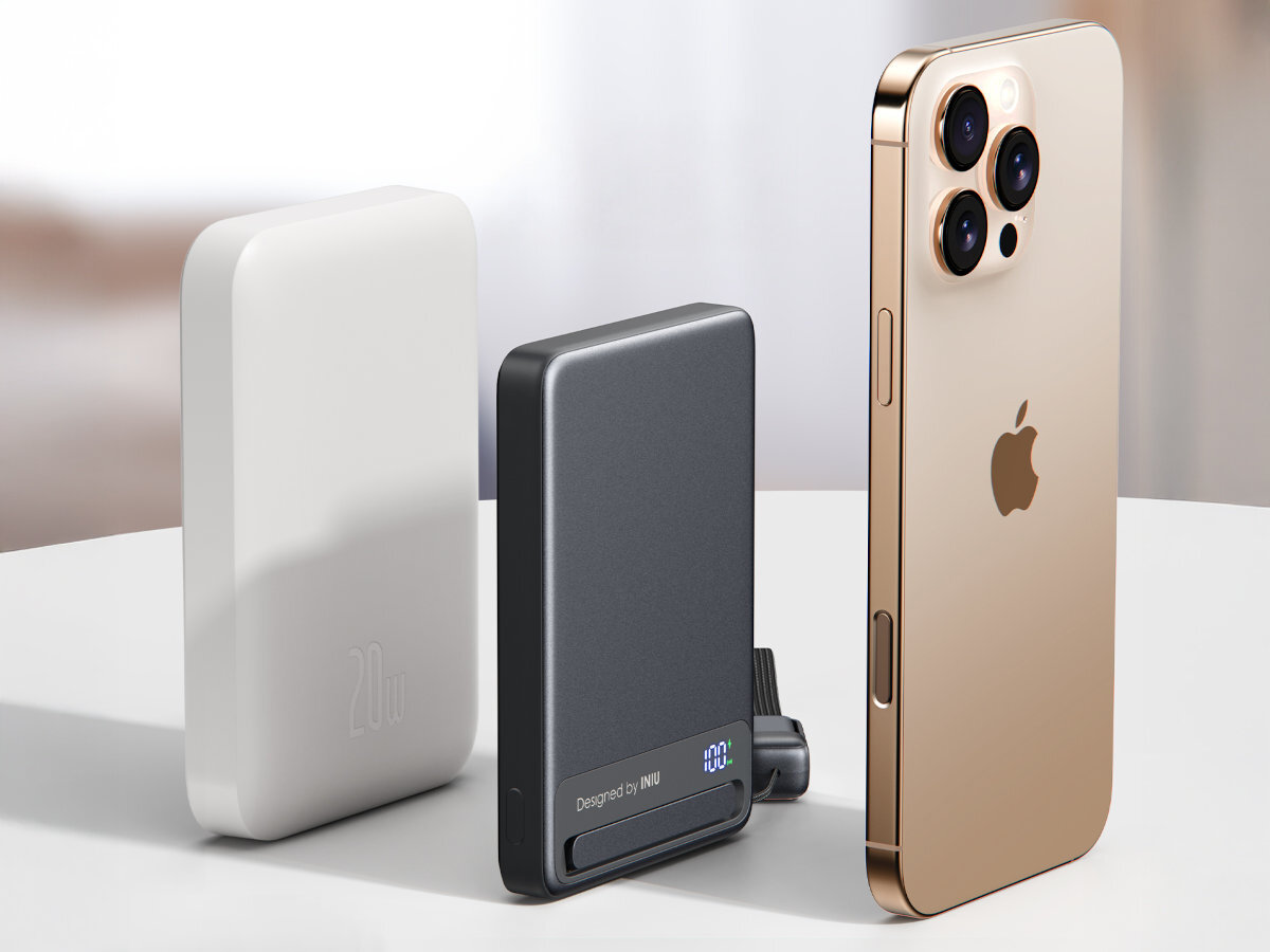 Na obrazie widoczne są trzy urządzenia: biały powerbank z napisem \'20W\', czarny powerbank z wyświetlaczem pokazującym \'100%\' i napisem \'Designed by INIU\', oraz złoty smartfon z logo jabłka. Wszystkie urządzenia stoją na białej powierzchni.