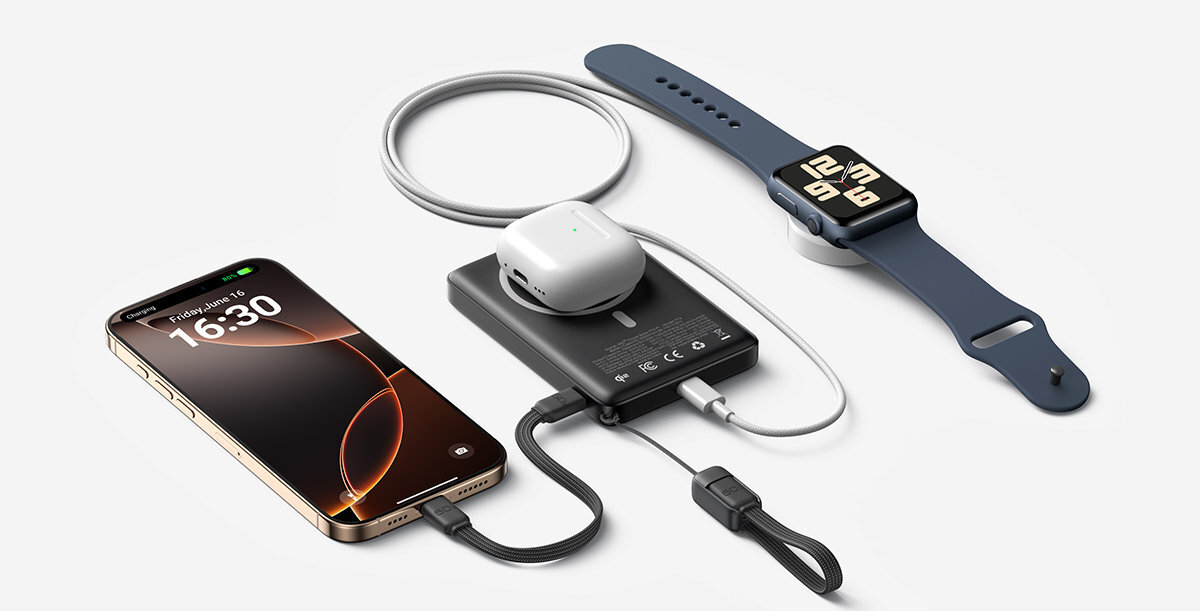 Na obrazie widoczny jest czarny powerbank z podłączonymi urządzeniami: smartfonem, słuchawkami i zegarkiem. Powerbank ma wyświetlacz pokazujący poziom naładowania oraz kilka portów do ładowania.