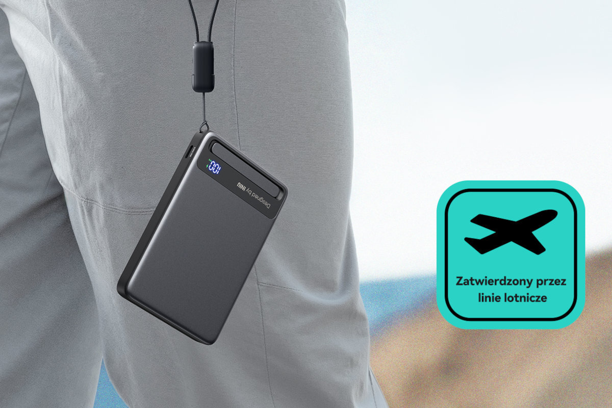 Osoba trzyma czarny powerbank z wyświetlaczem pokazującym \'100\'. Obok znajduje się ikona samolotu z napisem \'Zatwierdzony przez linie lotnicze\'.