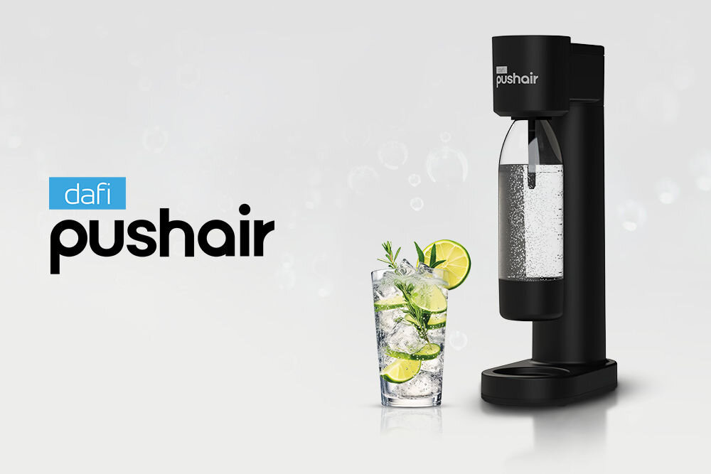 Na zdjęciu widoczny jest czarny saturator z przezroczystą butelką oraz szklanka z napojem, lodem, plasterkami limonki i gałązką ziół. Obok znajduje się napis \'dafi pushair\'.