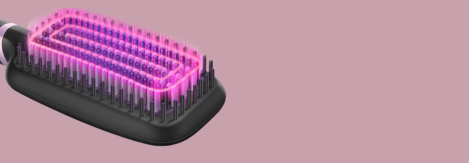 Szczotka prostująca z czarną podstawą i różowymi elementami grzewczymi, otoczona przez ciemne ząbki. Tło jest jednolite, w kolorze różowym.