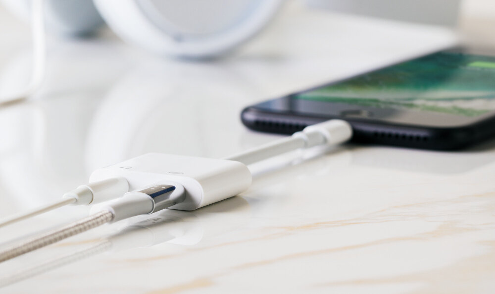 ADAPTER BELKIN LIGHTNING - 3.5 MM AUDIO + USB-C F8J212BTWHT wysoka jakość dźwięku, szybkie ładowanie