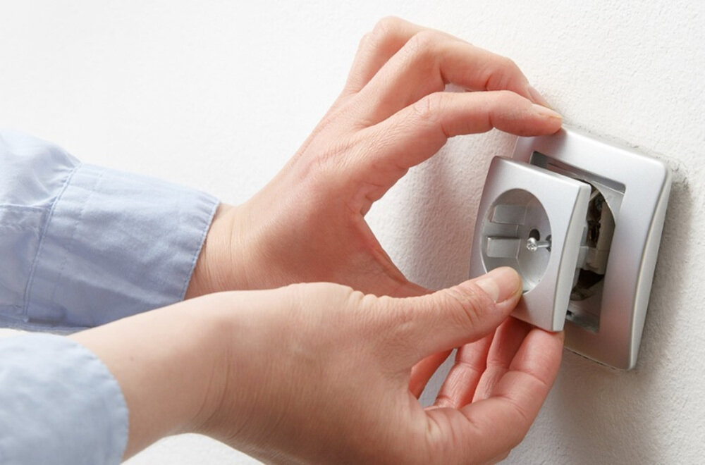 Przełącznik FIBARO Single Switch 2 działanie automatyczne za pomocą ustawiania scen konfiguracja z innymi czujnikami dostępnymi w domu komfort sytuacje awaryjne