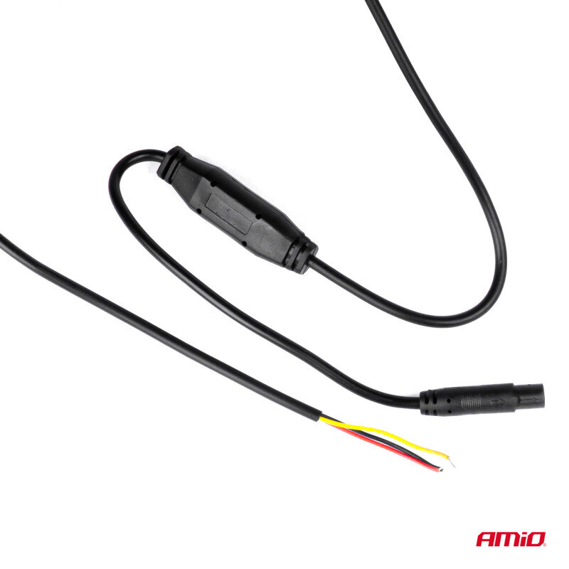 Na obrazie widoczny jest czarny kabel z wtyczką i kolorowymi przewodami na końcu. W prawym dolnym rogu znajduje się logo \'AMiO\'.