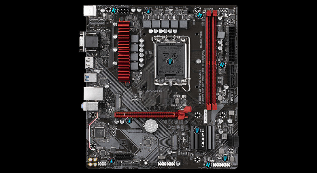 Obraz przedstawia płytę główną z oznaczeniami GIGABYTE i B760M Gaming DDR4, z widocznymi elementami takimi jak gniazda RAM, złącza PCIe i radiator w czerwonym kolorze.