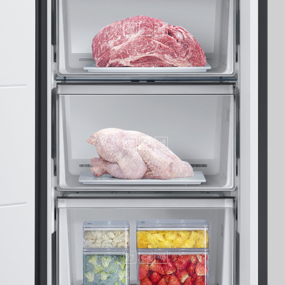 Wnętrze zamrażarki z trzema półkami, na których znajdują się różne produkty spożywcze: kawałek mięsa, całe kurczaki oraz pojemniki z mrożonymi warzywami i owocami.