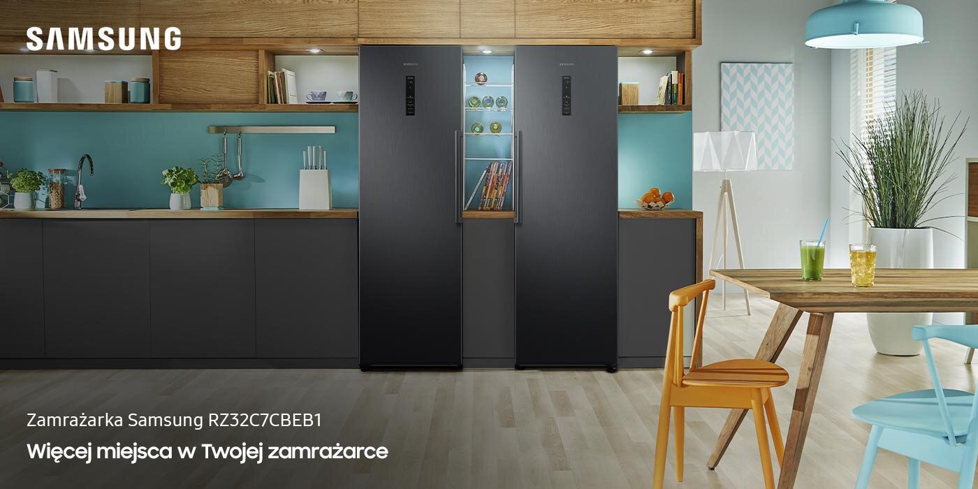 Dwa czarne urządzenia chłodnicze stoją obok siebie w nowoczesnej kuchni z drewnianymi i niebieskimi elementami. Na obrazie widoczny jest tekst: \'Zamrażarka Samsung RZ32C7CBEB1 Więcej miejsca w Twojej zamrażarce\'.